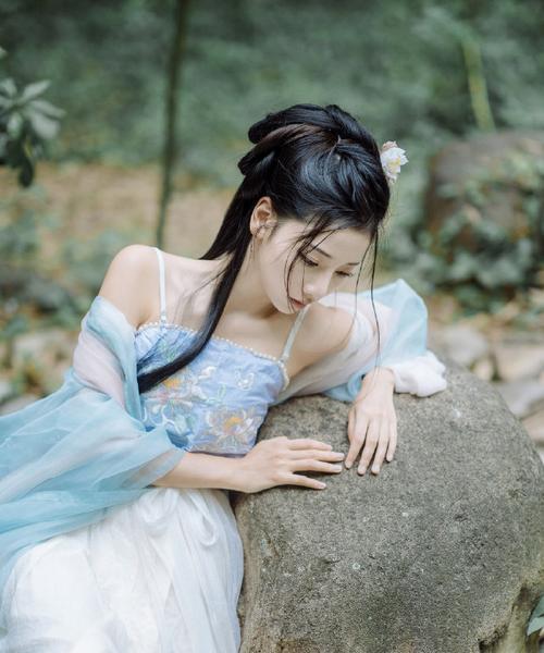 《谪仙瑶妹出装攻略最新》（重返战场，瑶妹引领全新征程！）